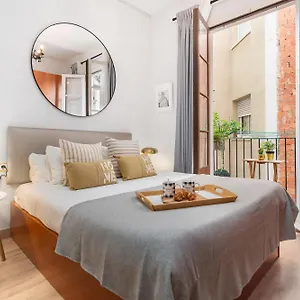 Apartment Fridays Flats Whisper-quiet Near Sagrada's Heart, Barcelona
